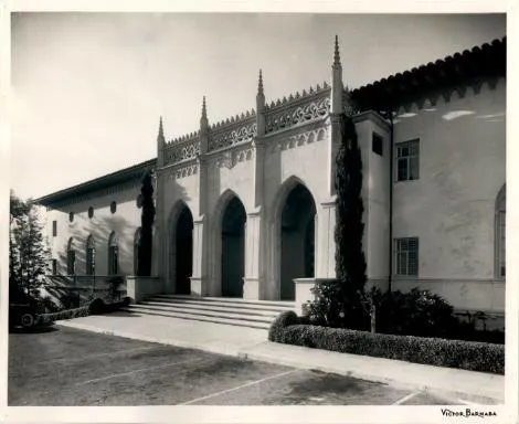 An image from 1947 showing the arching entrance of Coe Library.