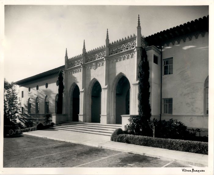 An image from 1947 showing the arching entrance of Coe Library.